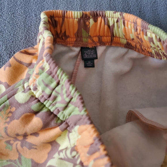 Tropical island shorts - Picture 2 of 2